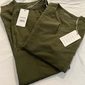 Mandala scrubs 5 pocket notch neck top and high waisted jogger, both Medium